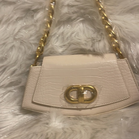 Beautiful cream with gold hardware bag - Picture 2 of 4
